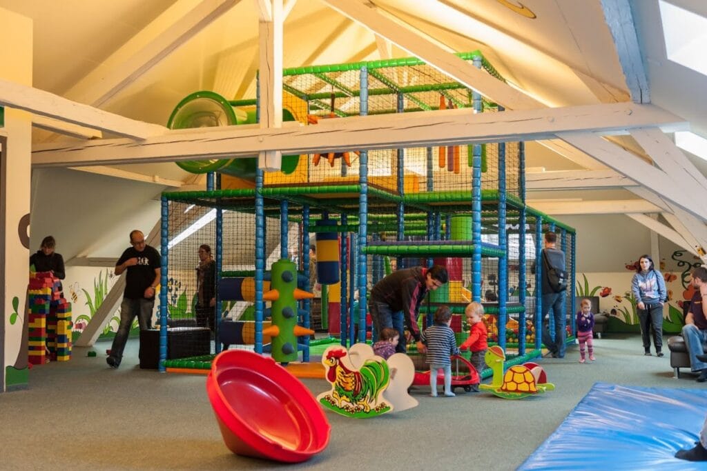 Blick in den Indoor-Spielplatz mit Labyrinth, Rutschbahn und Bällebad. – Erprobte Tipps für Ausflüge in der Ostschweiz mit Kindern bei Regen
