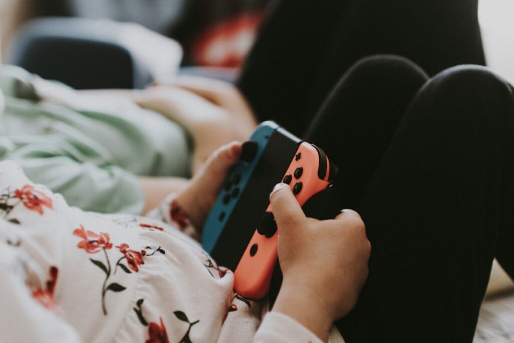 Ein Kind hält einen Controller in den Händen.