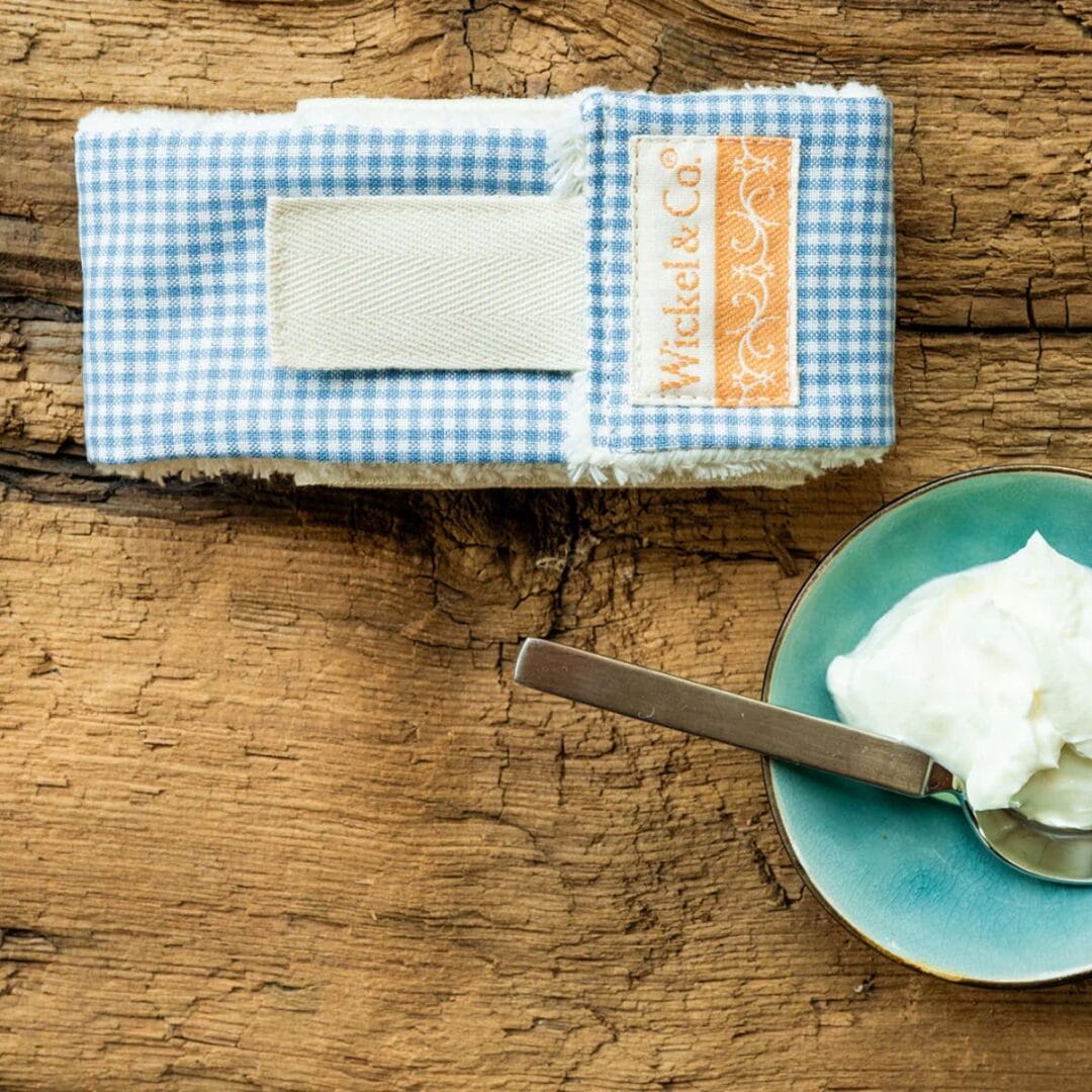 Halswickel sind eine sanfte Methode, um deinem Hals und dir Linderung zu verschaffen. Einfach erwärmen, umlegen und spüren, wie die wohltuende Wärme die Beschwerden mildert und für Entspannung sorgt.