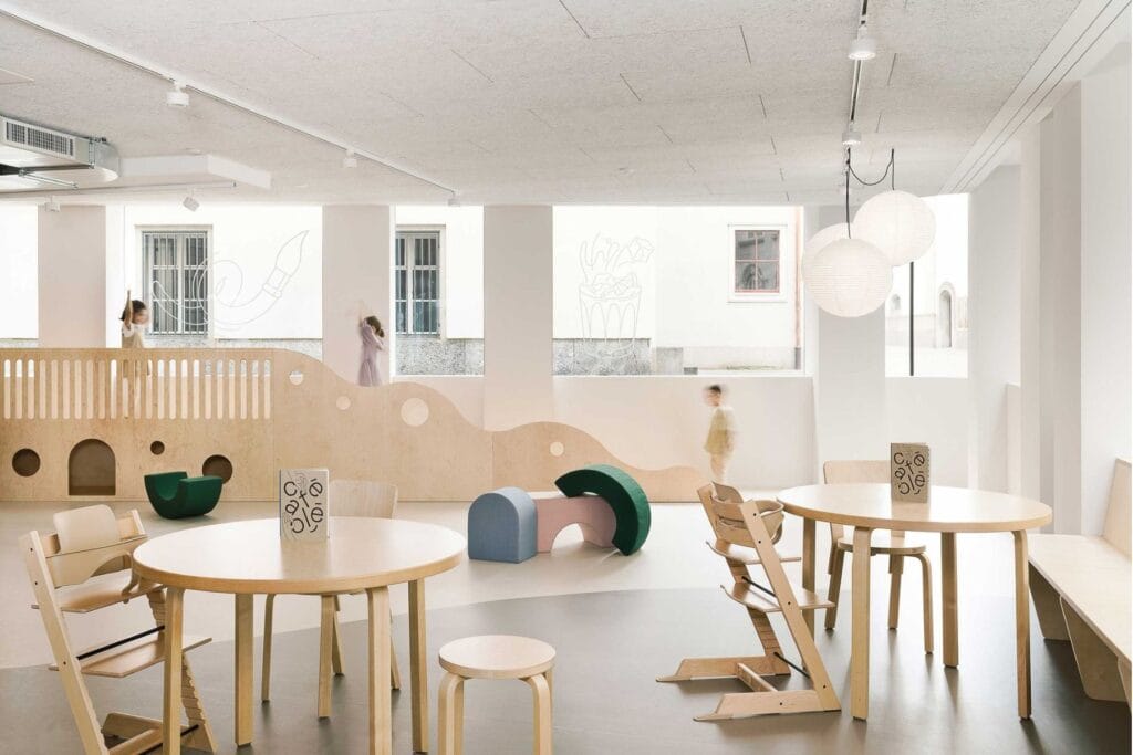 Café Olé mit Tischen samt TrippTrapps im Vorder- und Spielbereich im Hintergrund. - Ostschweiz mit Kindern bei Regen, unsere erprobten Tipps