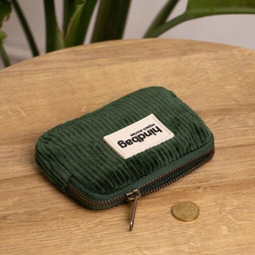 Lili – das handliche Portemonnaie aus robustem Baumwollstoff. Perfekt für Ausweis, Karten, Kleingeld oder Schmuck – sicher verstaut und immer dabei.