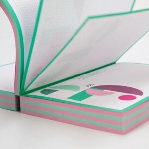 365 neue Seiten von dir – der Journaling-Kalender 2026 mit täglichen Schreibimpulsen. Jeden Tag ein paar Minuten schreiben, nachdenken und kleine Auszeiten genießen. Für Erwachsene, die sich selbst bewusster begegnen möchten.