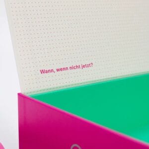 365 neue Seiten von dir – der Journaling-Kalender 2026 mit täglichen Schreibimpulsen. Jeden Tag ein paar Minuten schreiben, nachdenken und kleine Auszeiten genießen. Für Erwachsene, die sich selbst bewusster begegnen möchten.