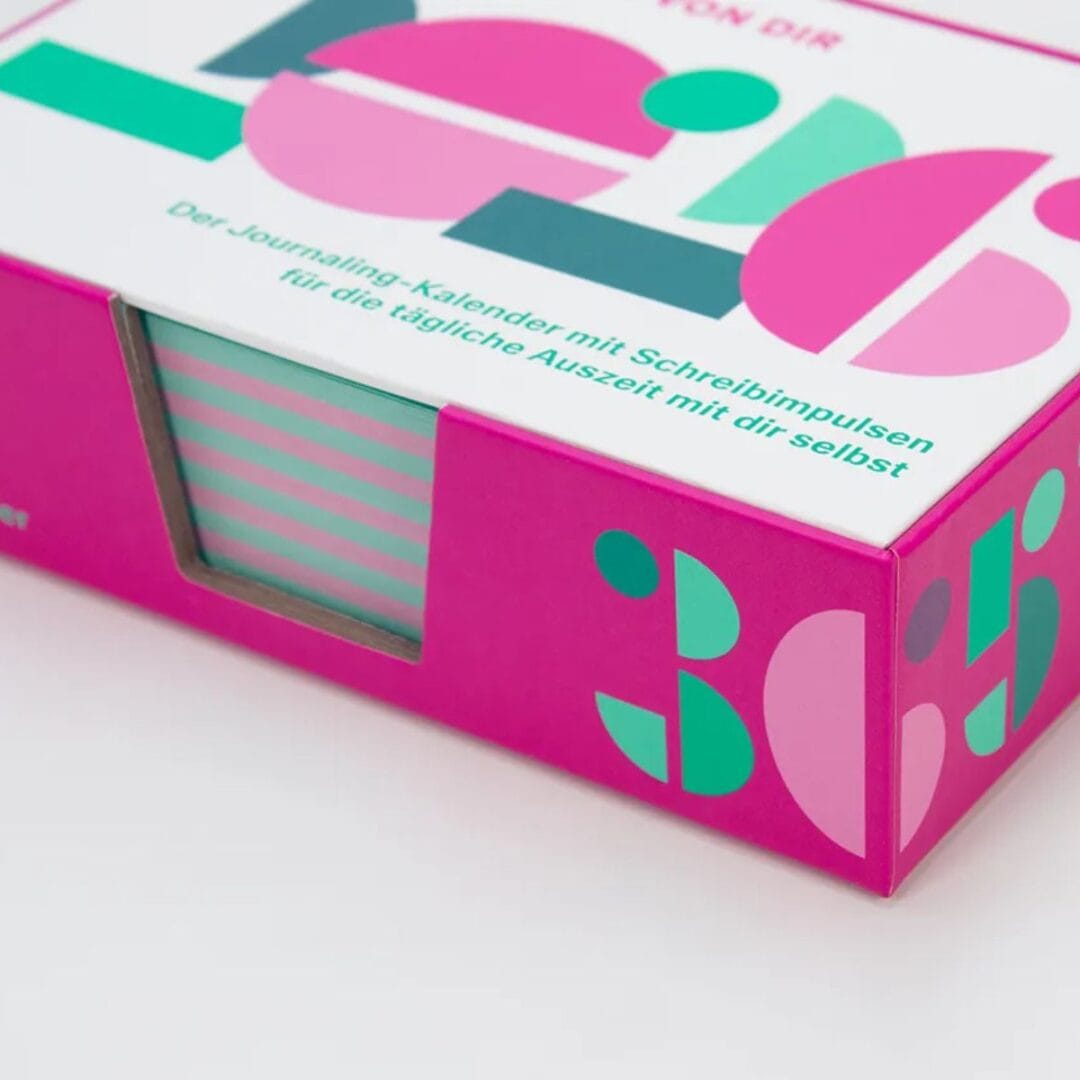 365 neue Seiten von dir – der Journaling-Kalender 2026 mit täglichen Schreibimpulsen. Jeden Tag ein paar Minuten schreiben, nachdenken und kleine Auszeiten genießen. Für Erwachsene, die sich selbst bewusster begegnen möchten.