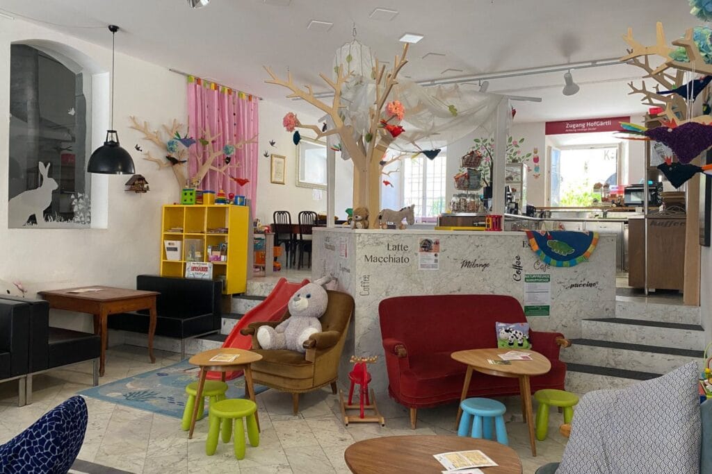 Einblick ins KinderKafi Planaterra mit zahlreichen Spielmöglichkeiten für kleine Kinder. - Ostschweiz mit Kindern bei Regen