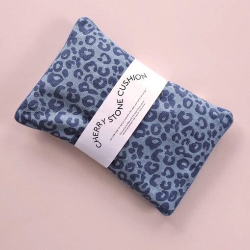 Kirschkernkissen für Kinder – gefüllt mit natürlichen Kirschkernen, umhüllt von weicher Bio-Baumwolle, spendet angenehme Wärme zum Kuscheln, Entspannen und Wohlfühlen.