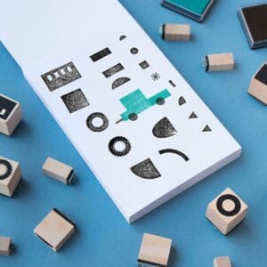 BAM! Activity Sets von Londji – Fördern spielerisch Kreativität und Feinmotorik mit Holzstempeln und Notizbuch.