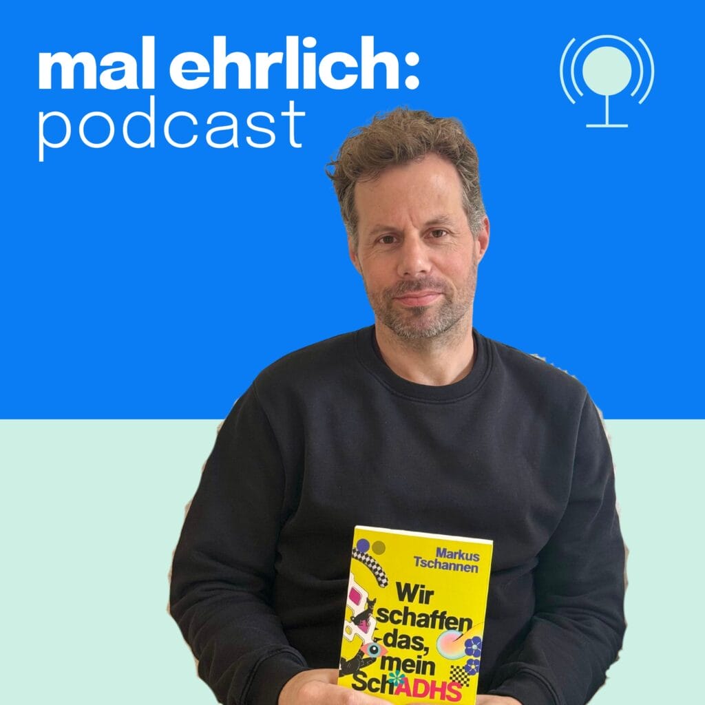 Markus Tschannen auf dem Podcast-Cover mit seinem Buch über ADHS in der Hand.