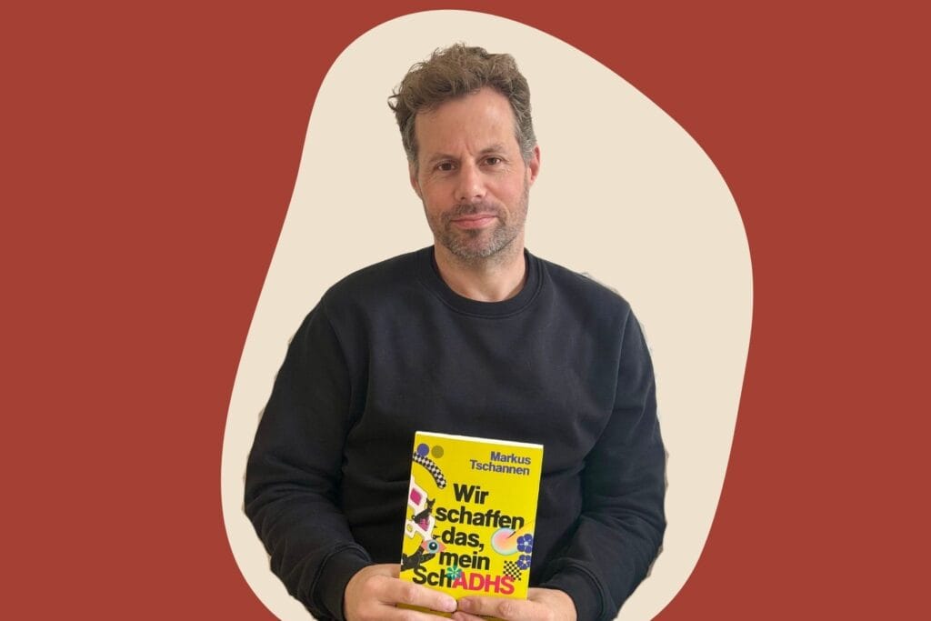 Markus Tschanne auf dem Interviewcover mit seinem Buch über ADHS in der Hand.