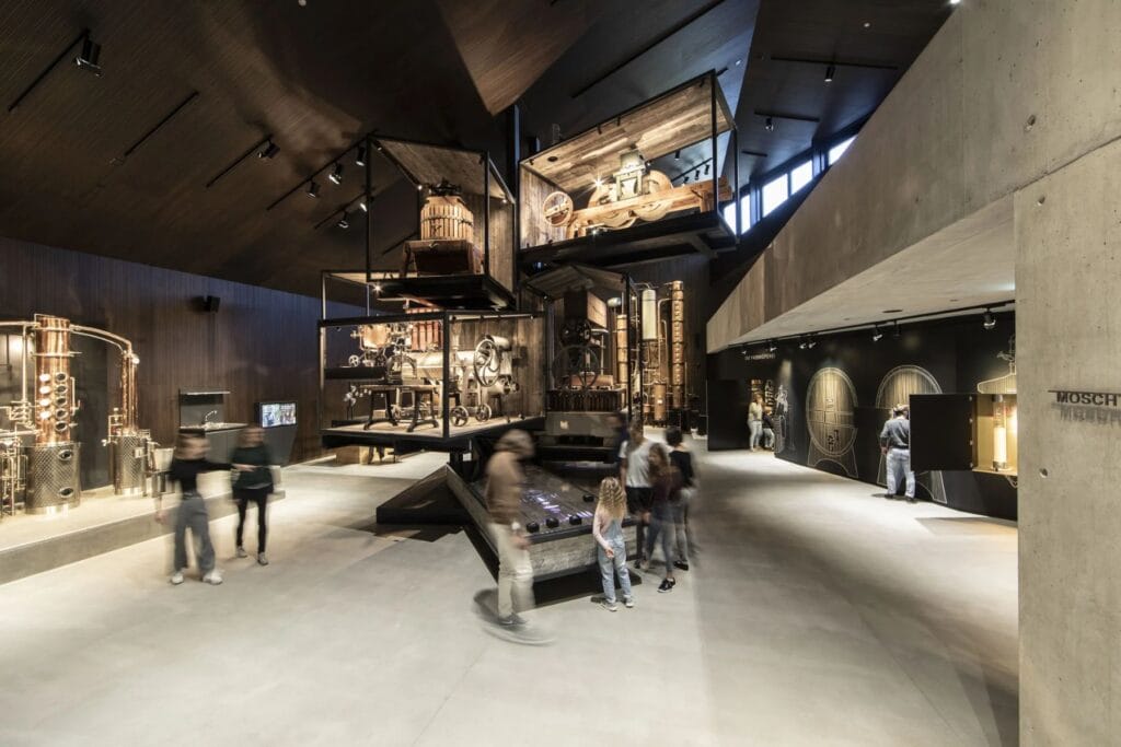 Blick in die Ausstellung des MoMö Museums mit alten Press- und Brennmaschinen. - Ostschweiz mit Kindern bei Regen - unsere erprobten Tipps