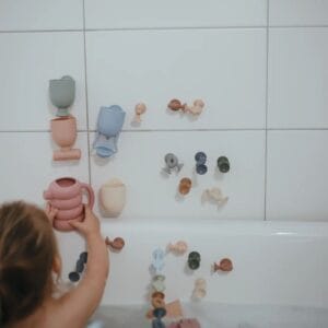 Fördert spielerisch Feinmotorik, Farbenverständnis und logisches Denken – aus nachhaltigem Silikon, ideal für kleine Entdeckerhände.