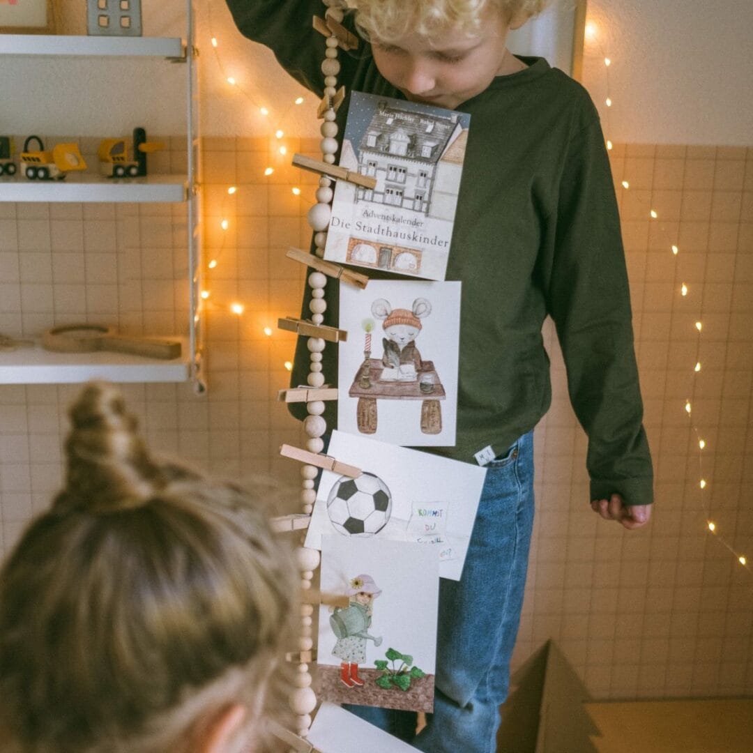 Ein einzigartiger Adventskalender, der die Fantasie beflügelt und ein wundervolles Ritual in die Adventszeit bringt.