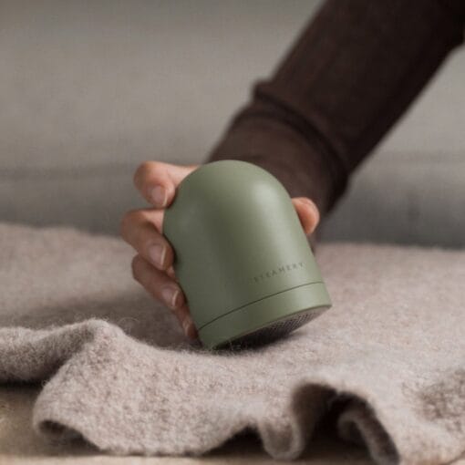 Mit dem Fusselrasierer entfernst du Pilling im Handumdrehen. Pullis sowie andere Textilien sehen sofort frischer aus.