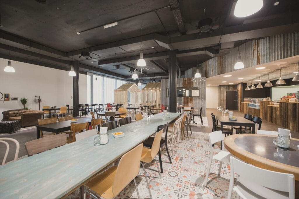 Blick auf die Tische und Stühle des Vintage-Bistros im Bambolino St. Gallen. - Ostschweiz mit Kindern bei Regen - unsere erprobten Tipps.