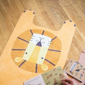Kinder-Yogamatte Emmi 🦄 | Kimi 🐱 | Leo 🦁 – rutschfest, waschbar & perfekt für kleine Yogis.