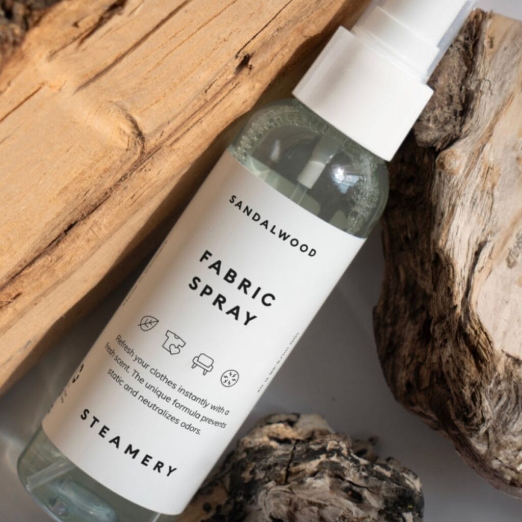 Steamery Fabric Spray Sandalwood 100 ml mit Holz und Steinen