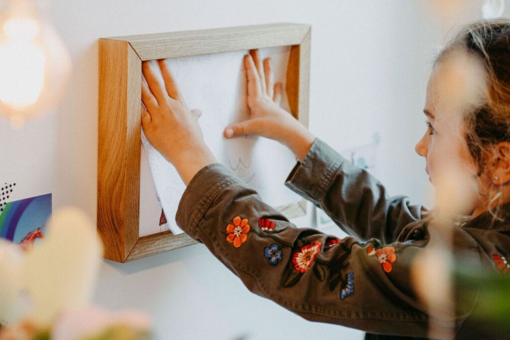 FrameMe, Holz-Bilderrahmen für bis zu 100 A4-Bilder zum Hineindrücken - DAS Weihnachtsgeschenk von deinem Kind an Gotti, Götti, Grosseltern!