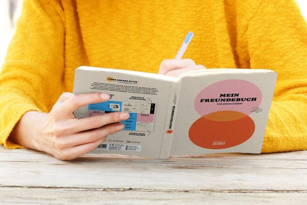 Das Freundebuch für Erwachsene ist wie eine Zeitreise zurück in die Schulzeit - ohne Glitzer-Einhorn-Sticker und "Was willst du mal werden?"