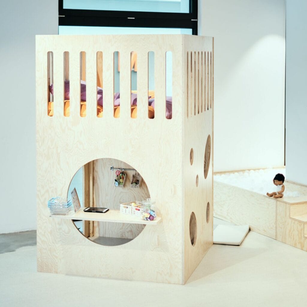 Der Spielbereich im Shop AHOI mit Verkäuferliladen und Bällebad. - Ostschweiz mit Kindern bei Regen, unsere erprobten Tipps