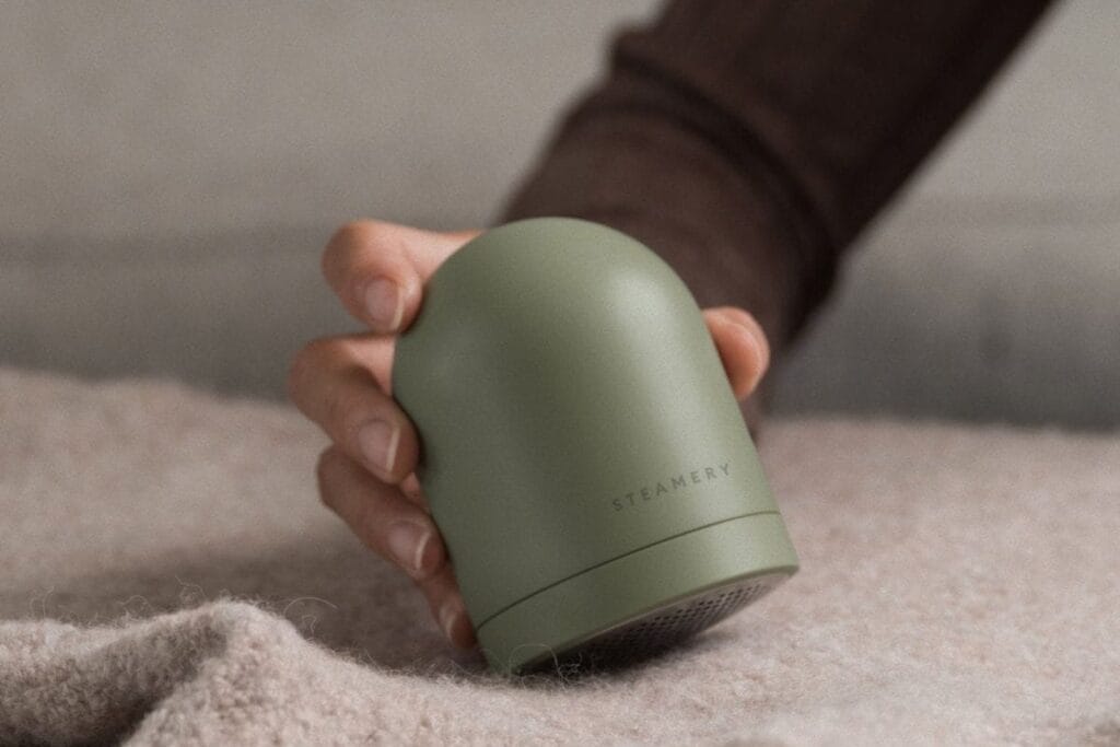 Mit dem Fusselrasierer entfernst du Pilling im Handumdrehen. Pullis sowie andere Textilien sehen sofort frischer aus.