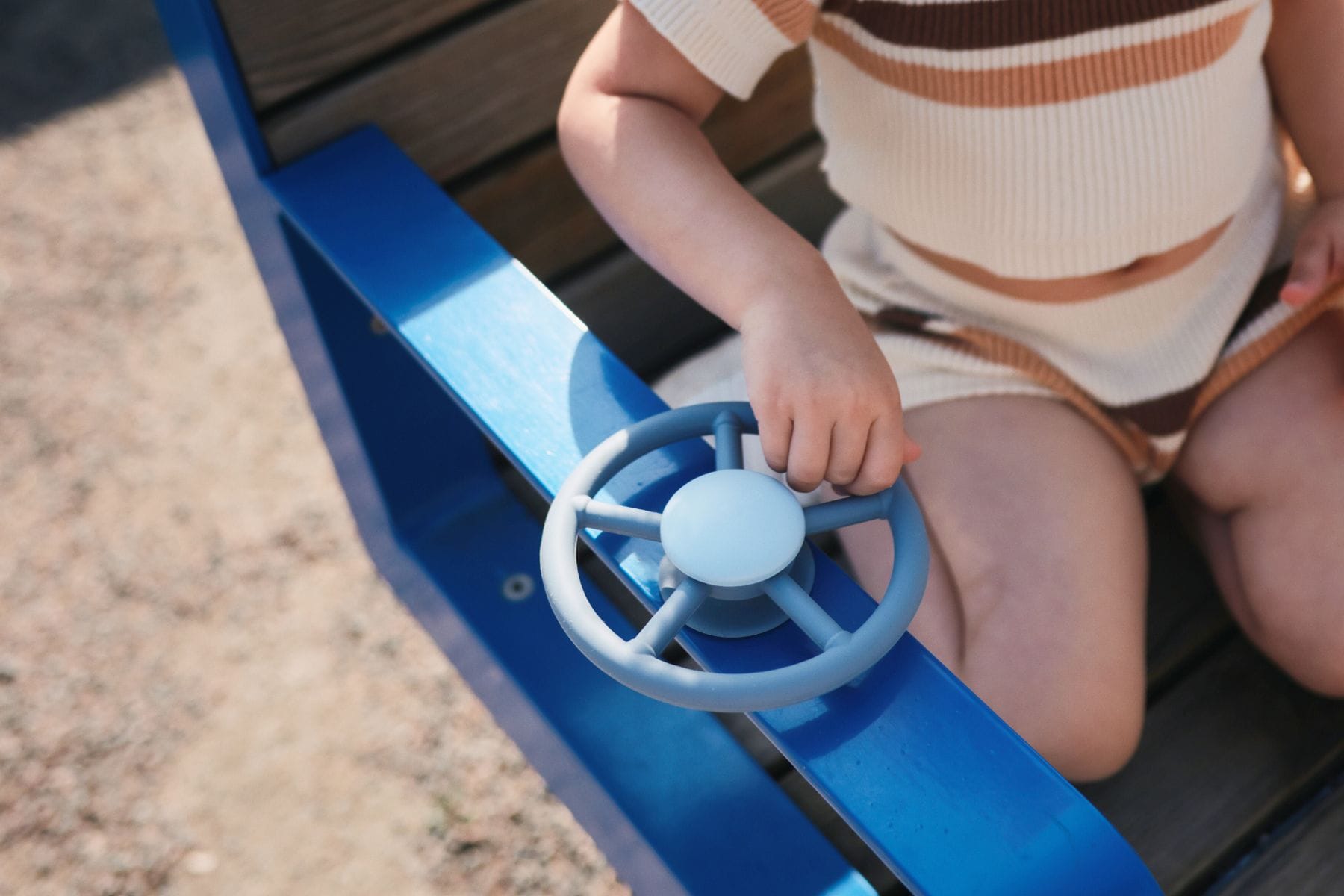 Perfekt für unterwegs oder daheim: ein drehbares Spielzeug mit Saugnapf, das Kleinkinder spielerisch beschäftigt und die Feinmotorik fördert