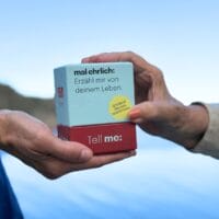 Das Kartenset mit 150 Fragen an Eltern, Grosseltern, Göttis, Gottis und weitere wichtige Menschen in deinem Leben. Um sich nah zu bleiben und sich näher zu kommen.