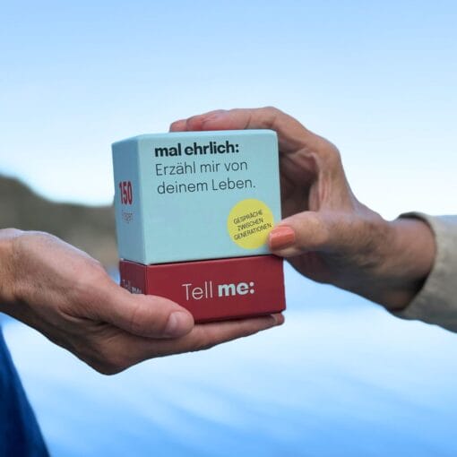 Das Kartenset mit 150 Fragen an Eltern, Grosseltern, Göttis, Gottis und weitere wichtige Menschen in deinem Leben. Um sich nah zu bleiben und sich näher zu kommen.