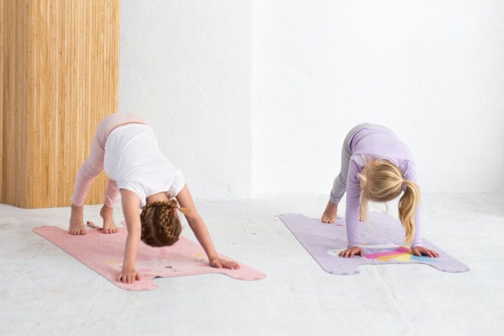 Kinder-Yogamatte Emmi 🦄 | Kimi 🐱 | Leo 🦁 – rutschfest, waschbar & perfekt für kleine Yogis.