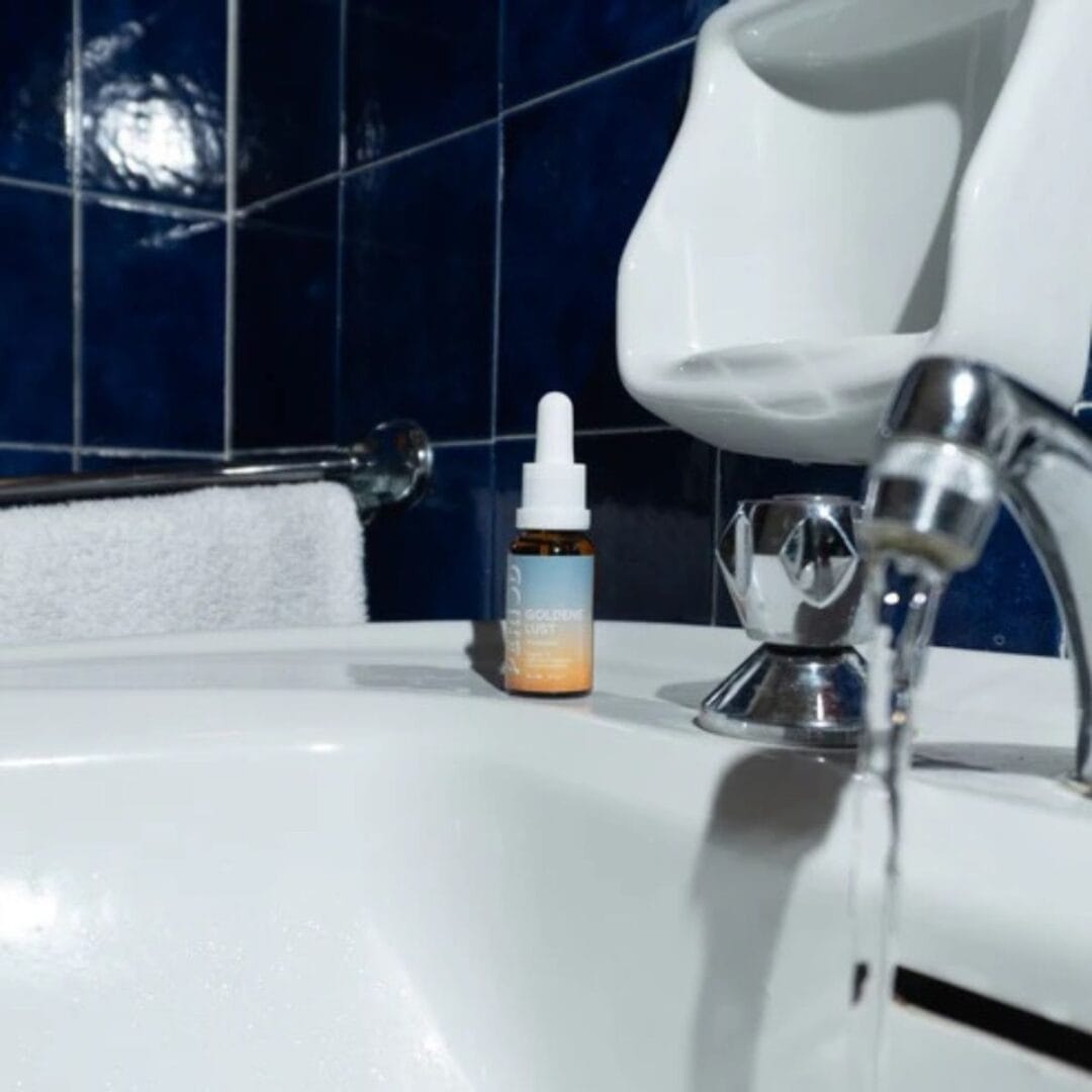 Das Orgasmusöl Goldene Lust ist gemacht für höhere Erregung, intensivere Gefühle und tiefere Entspannung.