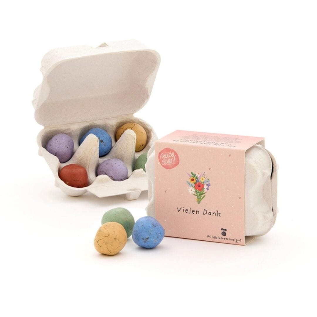 Die 6 grünen Blumenmurmeln im Mini-Eierkarton enthalten Wildblumen-Saatgut