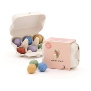 Die 6 grünen Blumenmurmeln im Mini-Eierkarton enthalten Wildblumen-Saatgut