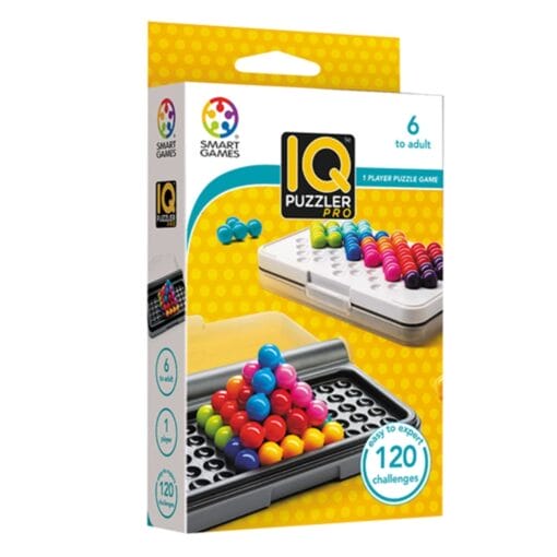 Kompaktes Logikspiel IQ Puzzler Pro von Smart Games mit bunten Puzzleteilen, die auf einem kleinen Spielfeld zu verschiedenen Aufgaben oder einer 3D-Pyramide zusammengesetzt werden.
