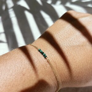 Armband mit Malachit, in Bali handgefertigt. Messing 18 Karat vergoldet, mit Karabinerhaken. Jeder Stein ein Unikat – nickelfrei.