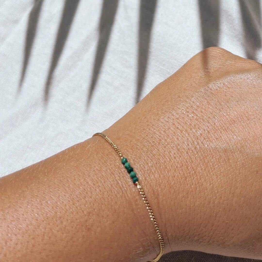 Armband mit Malachit, in Bali handgefertigt. Messing 18 Karat vergoldet, mit Karabinerhaken. Jeder Stein ein Unikat – nickelfrei.
