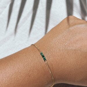 Armband mit Malachit, in Bali handgefertigt. Messing 18 Karat vergoldet, mit Karabinerhaken. Jeder Stein ein Unikat – nickelfrei.