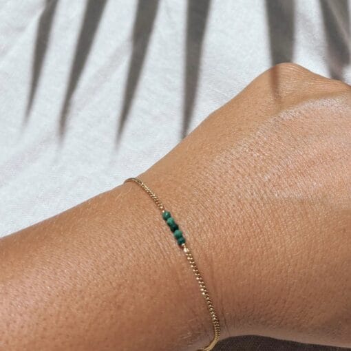 Armband mit Malachit, in Bali handgefertigt. Messing 18 Karat vergoldet, mit Karabinerhaken. Jeder Stein ein Unikat – nickelfrei.