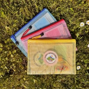 Alle drei Themenwanderungen to go in gelber, roter und blauer Tasche