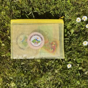 Themenwanderung to go — gelbe wasserdichte Dokumententasche auf Wiese