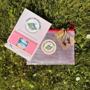 nhalt Schatzsuche: Broschüre und Edelstein-Anhänger auf Baumwollkordeln