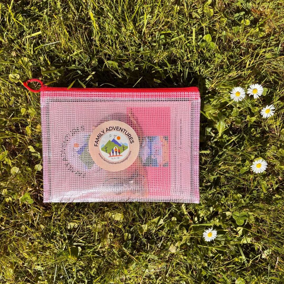 Themenwanderung to go Abenteuerschatzsuche — rote Tasche auf Wiese