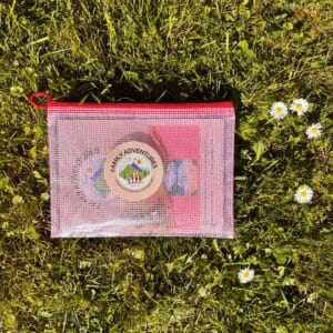 Themenwanderung to go Abenteuerschatzsuche — rote Tasche auf Wiese