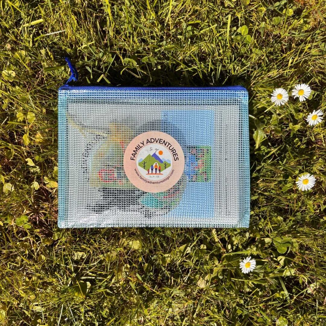 Themenwanderung to go Steinbock Andri — blaue Tasche auf Wiese