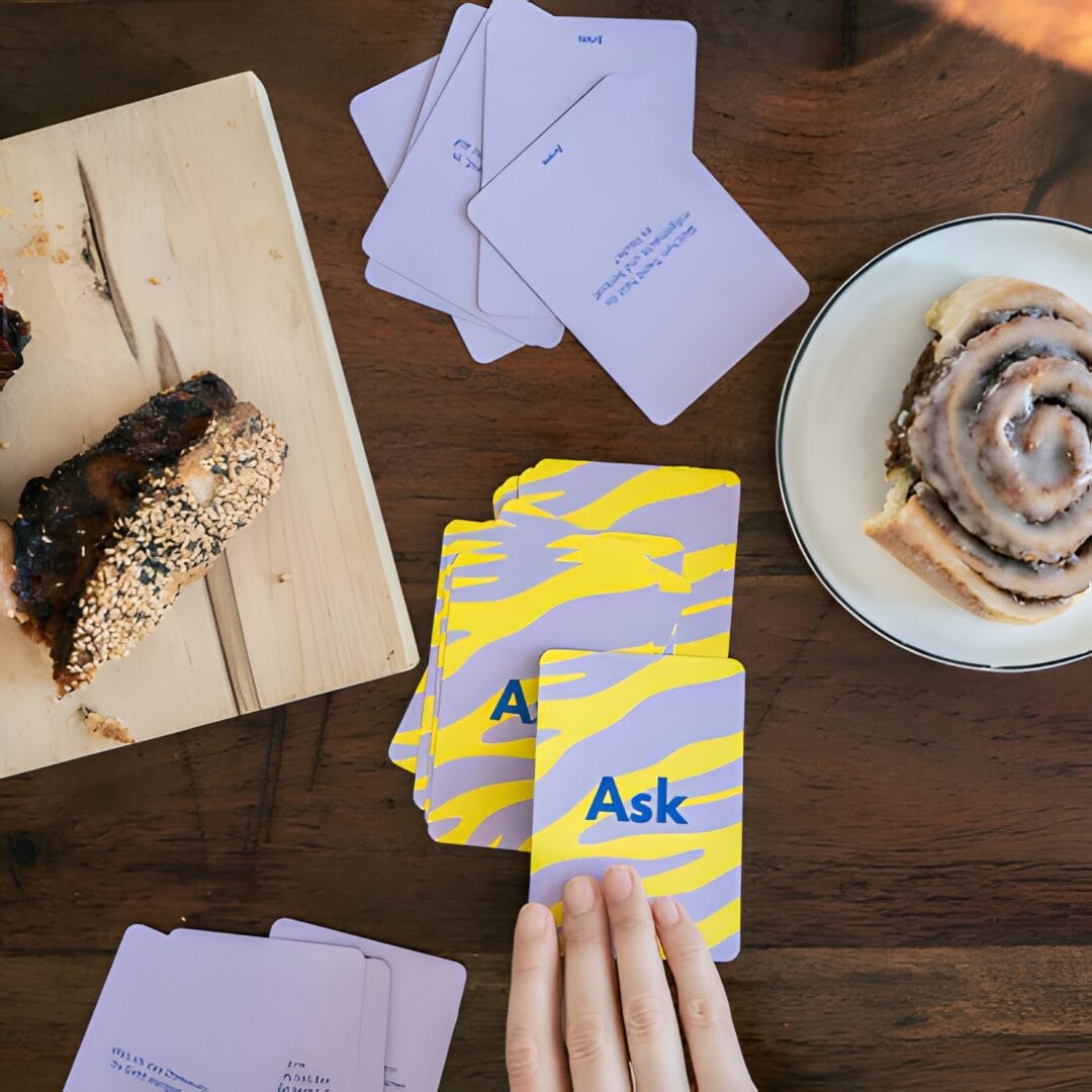 Zwei Freunde spielen mit dem Ask & Task Friends Edition Kartenset