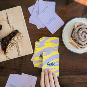 Zwei Freunde spielen mit dem Ask & Task Friends Edition Kartenset