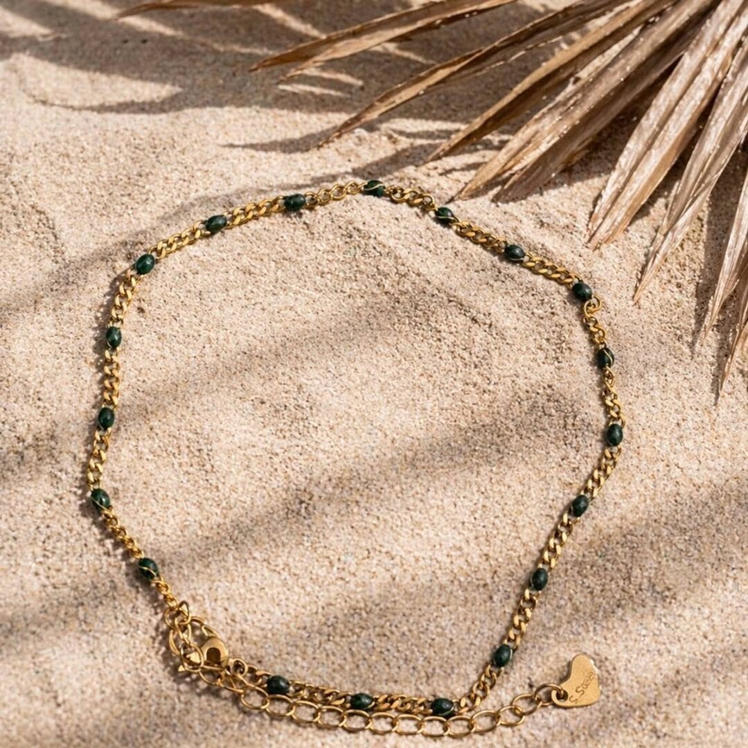 Fussketteli Green von Elyn & Sol — goldene Kette mit schwarzen Perlen und Säckli