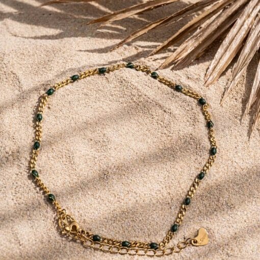 Fussketteli Green von Elyn & Sol — goldene Kette mit schwarzen Perlen und Säckli