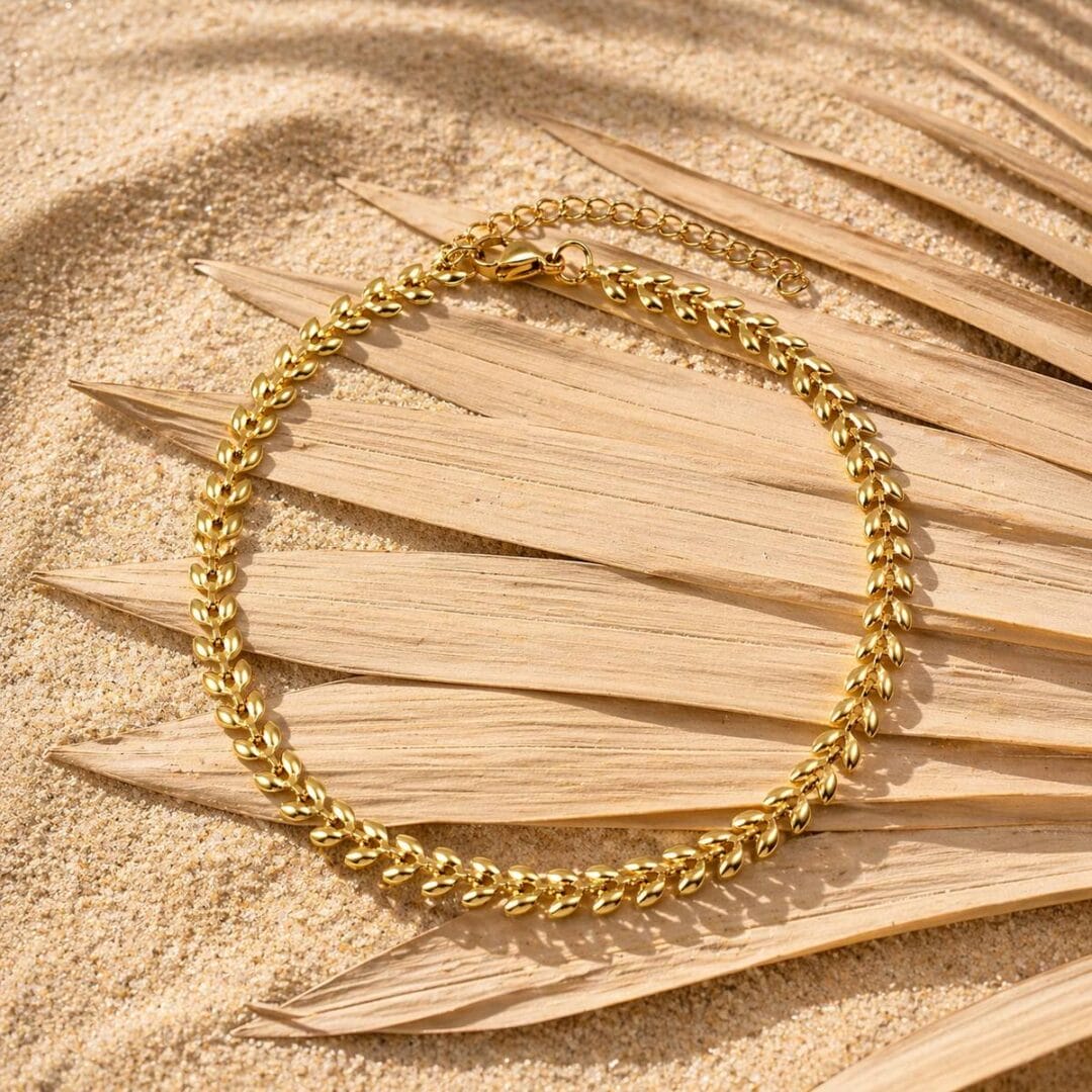 Fussketteli Leaves von Elyn & Sol — goldene Blattkette mit Säckli