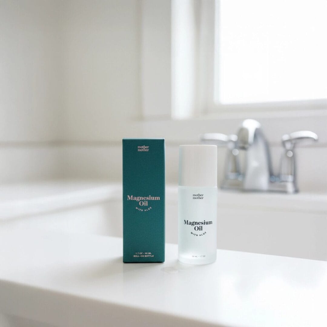 Das Magnesiumöl mit Aloe Vera von Mother Mother unterstützt dich dabei, leichter zu entspannen und einfacher in den Schlaf zu finden