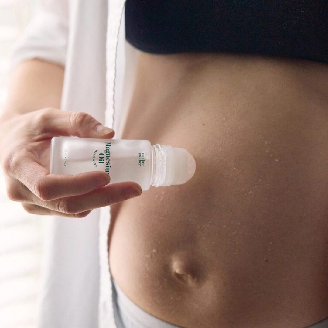 Das Magnesiumöl mit Aloe Vera von Mother Mother unterstützt dich dabei, leichter zu entspannen und einfacher in den Schlaf zu finden