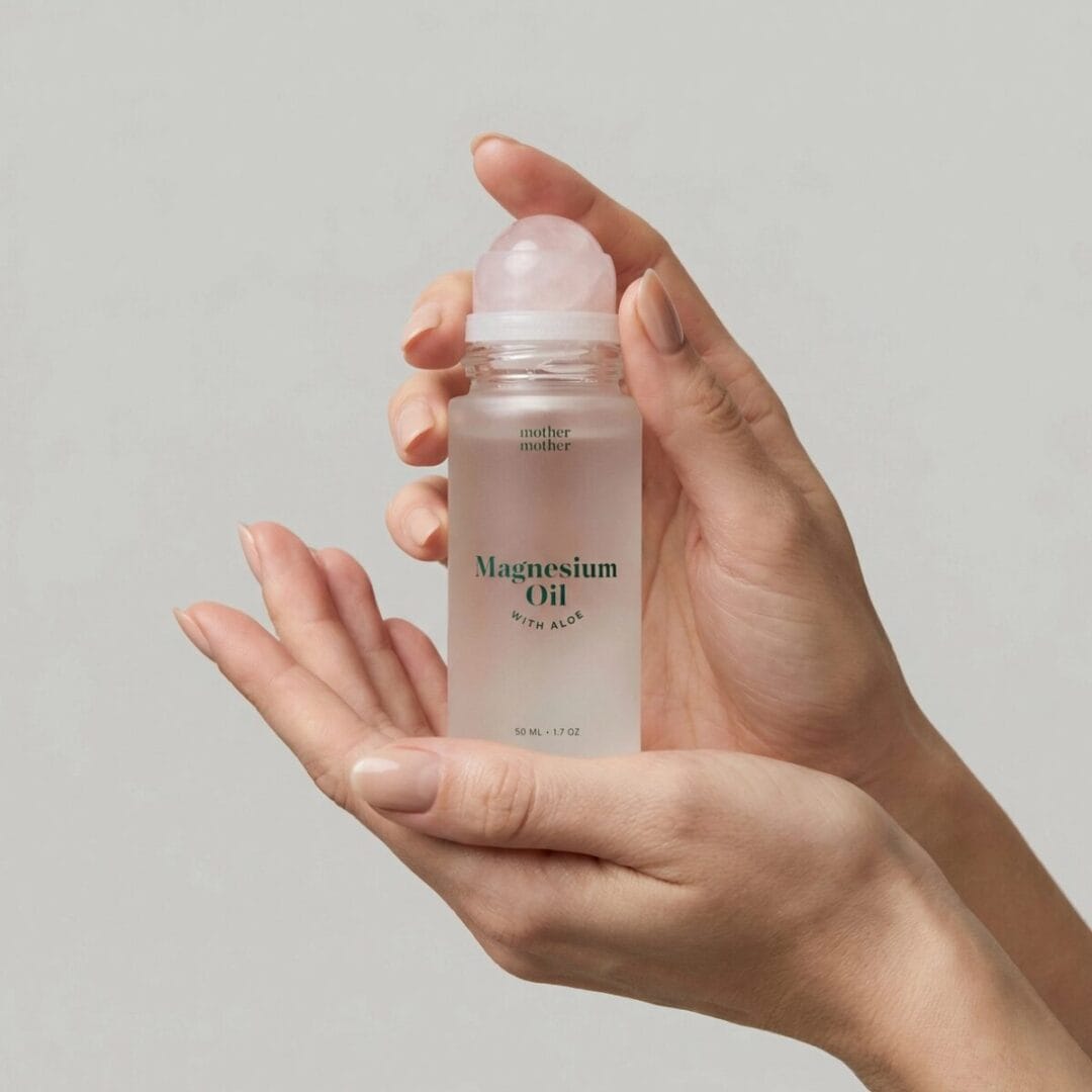 Das Magnesiumöl mit Aloe Vera von Mother Mother unterstützt dich dabei, leichter zu entspannen und einfacher in den Schlaf zu finden